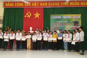 Bí thư Tỉnh ủy Phú Yên Phạm Đại Dương và Tổng biên tập Báo Đầu tư Lê Trọng Minh trao học bổng cho các em học sinh.