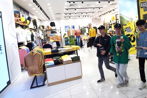 Thế hệ Gen Y và Gen Z đóng vai trò đáng kể trong việc tăng cường doanh số và lưu lượng ghé thăm các gian hàng. Ảnh: Dũng Minh 