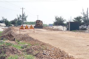 Thi công san nền đường ven biển Quảng Bình.