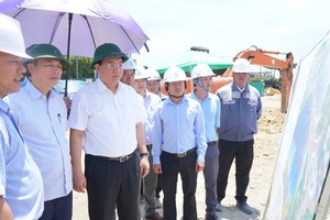 Thứ trưởng Bộ Kế hoạch và Đầu tư Trần Duy Đông (thứ ba từ phải sang) kiểm tra dự án cầu vượt sông Hương và đường Nguyễn Hoàng.