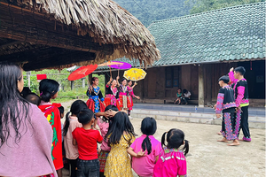 Những nét văn hóa bản địa đặc sắc của đồng bào Mông, Hang Kia, Mai Châu, Hòa Bình hấp dẫn du khách.