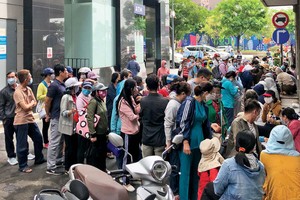 Những khổ chủ đi kêu cứu khắp nơi Ảnh: Ngô Nguyên