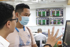 Một nhà đầu tư Thái Lan lên sàn tìm hiểu về chứng khoán Việt Nam