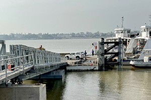 Cử tri An Giang kiến nghị đầu tư xây dựng cầu Tân Châu - Hồng Ngự thay cho phà đang hoạt động hiện nay. Ảnh: Nguyệt Ánh