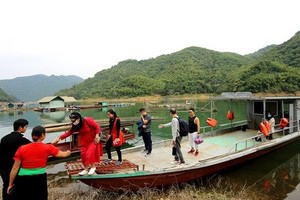 Du khách trải nghiệm tại bản Đá Bia, Đà Bắc, Hòa Bình. 