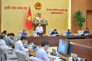 Phiên thảo luận chiều 17/8 của Ủy ban Thường vụ Quốc hội.