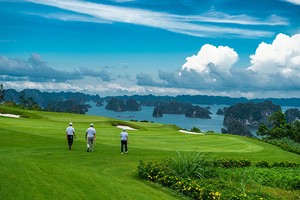 Sân golf FLC Hạ Long có tầm nhìn hướng vịnh.