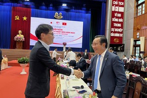 Bí thư Tỉnh ủy Long An Nguyễn Văn Được (bên phải) gặp gỡ nhà đầu tư bên lề Hội nghị xúc tiến đầu tư Nhật Bản năm 2023 tại Long An. Ảnh: Phạm Hằng