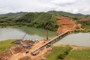 Thi công dự án cao tốc Bắc - Nam qua tỉnh Quảng Bình. Ảnh: Vĩnh Quý