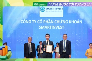Ông Vũ Văn Đức - Giám đốc Tư vấn đầu tư đại diện Smart Invest nhận bằng khen và cúp vinh danh