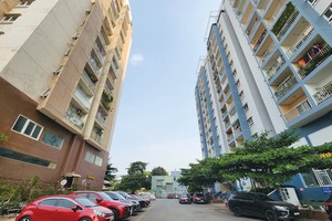 Hiện tượng “ô tô hóa” khiến tình trạng thiếu chỗ đậu xe ở khu chung cư thêm trầm trọng. Ảnh: Việt Dũng 