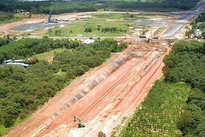 Thi công cao tốc Bắc - Nam, đoạn Hậu Giang - Cà Mau.