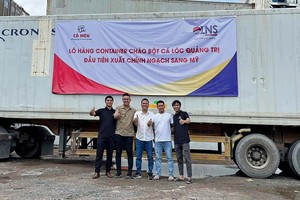 Lô hàng bánh canh cá lóc đầu tiên đã được Nguyễn Đức Nhật Thuận (đứng giữa) và các cộng sự xuất khẩu vào tháng 6/2023.