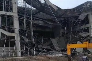 Sập sàn bê tông khi đang thi công trung tâm văn hoá huyện tại Quảng Bình 