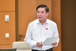 Tổng thư ký Quốc hội Bùi Văn Cường phát biểu tại phiên họp.