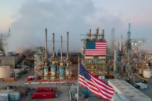 Nhà máy lọc dầu Los Angeles của tập đoàn xăng dầu Marathon ở bang California, Mỹ. Ảnh: AFP 
