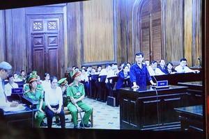 Để phục vụ xét xử, Tòa án triệu tập 12 người có quyền lợi, nghĩa vụ liên quan nhưng có nhiều đương sự vắng mặt.