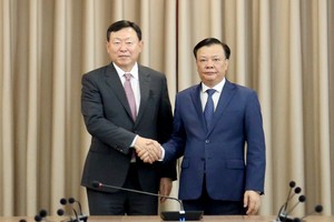 Bí thư Thành ủy Hà Nội Đinh Tiến Dũng và ông Shin Dong-bin, Chủ tịch Tập đoàn Lotte (Hàn Quốc). (Ảnh: Thanh Hải)