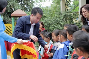 Tổng giám đốc Bảo hiểm Xã hội Việt Nam Nguyễn Thế Mạnh tặng thẻ BHYT cho học sinh tại tỉnh Điện Biên