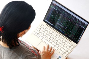 Nhiều nhà đầu tư kinh nghiệm có thể nhận diện được các dấu hiệu cổ phiếu có tay của “đội lái”