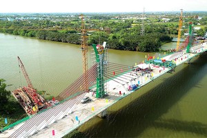 Cầu bắc qua sông Vàm Cỏ Tây, thuộc Dự án đường Vành đai TP. Tân An đã hợp long vào ngày 1/9/2023 Ảnh: Đài PT - TH Long An