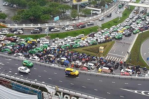 Việc thu phí sử dụng dịch vụ đường dẫn vào các sân bay hiện vẫn được thực hiện thủ công. 