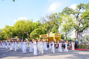 Carnaval thu Hà Nội nằm trong khuôn khổ chương trình “Festival Thu Hà Nội 2023”. Đây là sự kiện được dàn dựng công phu với quy mô lớn, là sự giao thoa sống động giữa truyền thống và hiện đại, đem lại những nét văn hóa vô cùng tinh tế, nhiều sắc màu không chỉ của Thủ đô Hà Nội mà còn của rất nhiều địa phương trên dải đất hình chữ S thân yêu.