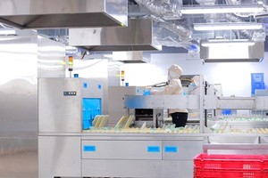 Một dây chuyền chế biến suất ăn của Công ty cổ phần Suất ăn Hàng không Nội Bài (NCS)-đơn vị thành viên của Vietnam Airlines.