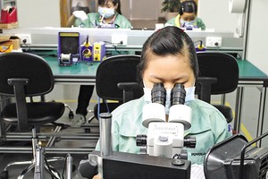 Sản xuất sản phẩm bán dẫn và cảm biến công nghiệp tại Nhà máy Pepperl+Fuchs (Đức) ở Khu chế xuất Tân Thuận (TP.HCM).