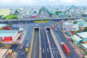 Hạ tầng giao thông thuận lợi giúp các dự án bất động sản tăng giá. Trong ảnh: Hầm chui An Sương kết nối TP.HCM đi Tây Ninh. 