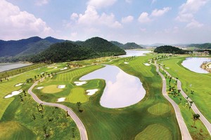 Sân golf Nicklaus Course tại BRG Đà Nẵng Golf Resort, sân golf 36 hố đầu tiên tại Đà Nẵng được Golf Digest- tạp chí golf hàng đầu thế giới - đưa vào danh sách “Top 100 sân golf tốt nhất thế giới” năm 2022. 