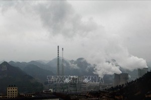 Khí thải phát ra từ một nhà máy điện than ở Quý Châu, Trung Quốc. Ảnh minh họa: AFP/TTXVN 