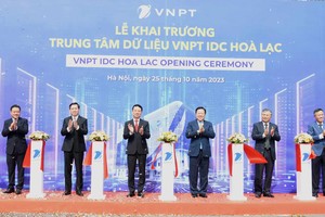 Các đại biểu ấn nút khai trương IDC Hòa Lạc. 