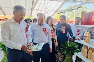 Lãnh đạo tỉnh Thái Bình, các sở ngành và huyện Vũ Thư tham quan các gian hàng tại Hội chợ