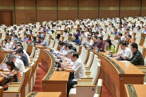 Đại biểu Quốc hội góp ý Luật Nhà ở chiều ngày 26/10. Ảnh: Cổng thông tin Điện tử Quốc hội