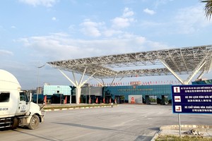 Cửa khẩu quốc tế Móng Cái (Khu vực cầu Bắc Luân II) phía Việt Nam đã chuẩn bị sẵn sàng cho việc đón nhận xe tự lái từ nước bạn sang. Ảnh: Nguyễn Văn Quân