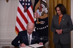 Tổng thống Joe Biden ký ban hành sắc lệnh về trí tuệ nhân tạo ở Washington, DC, Mỹ, ngày 30/10/2023. Ảnh: AFP/TTXVN
