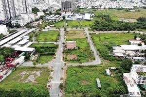 Do chưa xác định được giá đất, nên nhiều dự án bất động sản phải nằm “bất động”. Trong ảnh: Dự án Lotus Residence tại quận 7 (TP.HCM)