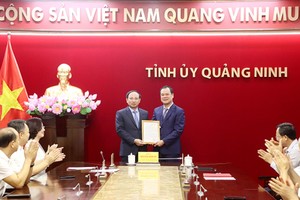 Ông Nguyễn Xuân Ký, Ủy viên Trung ương Đảng, Bí thư Tỉnh ủy, Chủ tịch HĐND tỉnh Quảng Ninh, trao quyết định bổ nhiệm ông Điệp Văn Chiến giữ chức vụ Trưởng Ban Nội chính Tỉnh ủy. Nguồn: Báo Quảng Ninh.