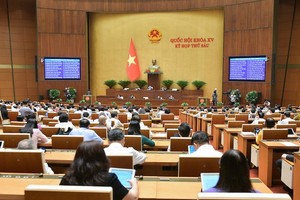 Quốc hội nghe báo cáo trước khi thảo luận, 140 vị đại biểu đã đăng ký phát biểu ngay từ đầu giờ. 