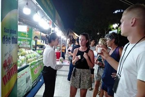 Du khách quốc tế thưởng thức các sản phẩm đặc thù của vùng đất nắng tại Ngày Văn hóa, Du lịch Ninh Thuận tại Cần Thơ năm 2023 vừa diễn ra đầu tháng 11/2023. Ảnh: Phan Vi. 