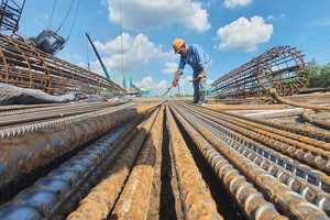 Định mức thấp, khiến các nhà thầu giao thông đối diện với nỗi lo thua lỗ. Trong ảnh: Thi công cao tốc Bến Lức Ảnh: Lê Toàn 