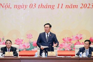 Chủ tịch Quốc hội Vương Đình Huệ lắng nghe các ý kiến đóng góp của đại diện các gia đình doanh nhân tiêu biểu