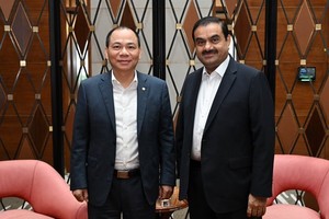 Tỷ phú Ấn Độ Gautam Adani và Chủ tịch Tập đoàn Vingroup Phạm Nhật Vượng tại cuộc gặp ngày 8/11. Ảnh: The Week 