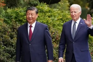 Tổng thống Mỹ Joe Biden đi dạo cùng Chủ tịch Trung Quốc Tập Cận Bình tại điền trang Filoli, bên lề Hội cấp cao APEC, ở Woodside, bang California, Mỹ vào ngày 15/11/2023. Ảnh: Reuters