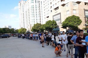 Người dân xếp hàng dài đăng ký mua nhà tại một dự án nhà ở xã hội. Ảnh: Thành Nguyễn 