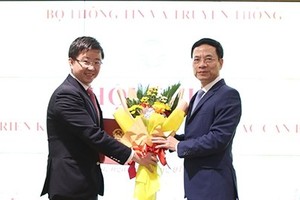 Ông Bùi Hoàng Phương (bên trái) được bổ nhiệm giữ chức Thứ trưởng Bộ Thông tin và Truyền thông. Ảnh: baochinhphu.vn