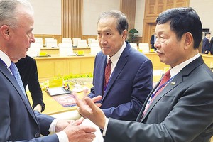 Ông Trương Gia Bình (ngoài cùng bên phải) và các nhà đầu tư Mỹ tại Hội nghị Cấp cao Việt Nam - Hoa Kỳ về đổi mới sáng tạo và đầu, tư tổ chức tại Hà Nội nhân chuyến thăm Việt Nam của Tổng thống Mỹ Joe Biden