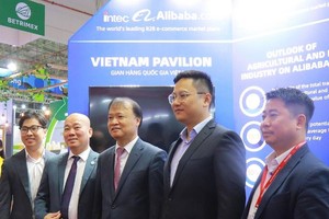 Thứ trưởng Bộ Công Thương Đỗ Thắng Hải tham quan gian hàng của Alibaba.com tại Vietnam Foodexpo 2023