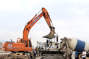 Thi công đường cất hạ cánh Cảng hàng không Điện Biên.